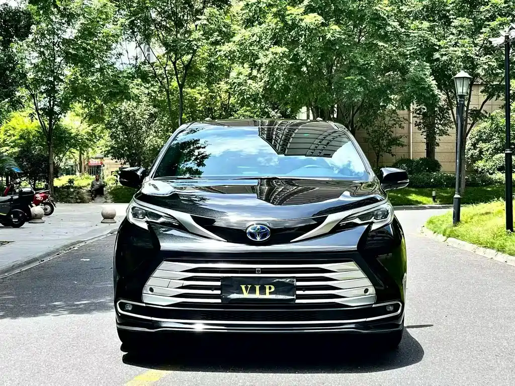 Toyota Sienna — фото 2