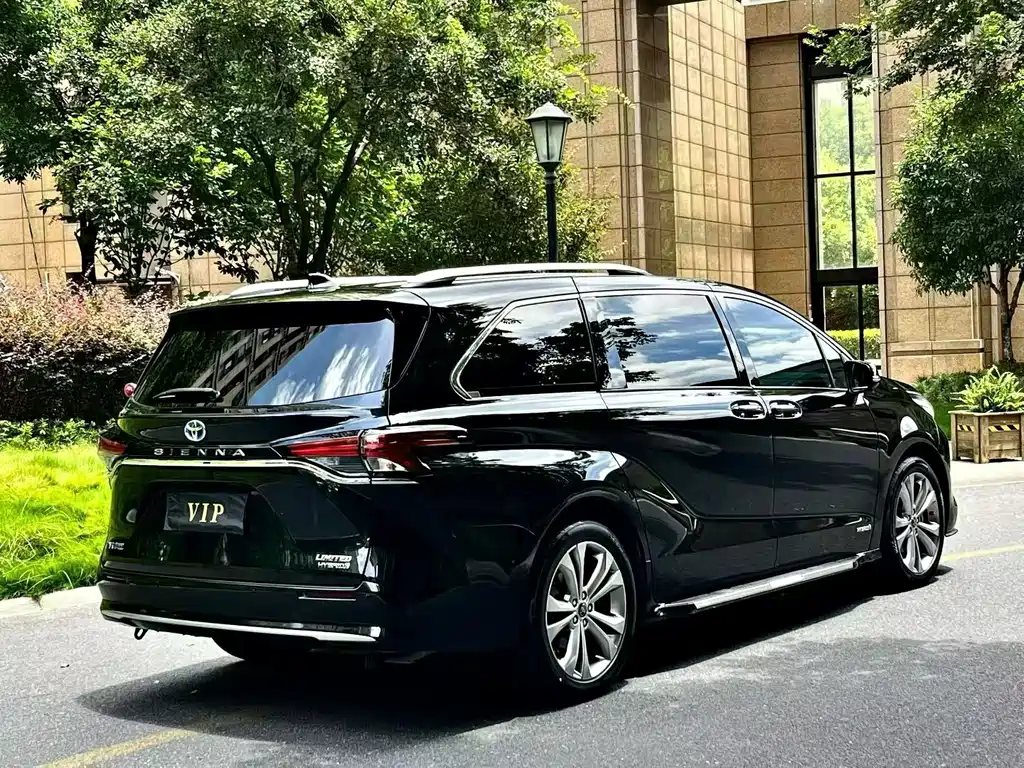 Toyota Sienna — фото 4