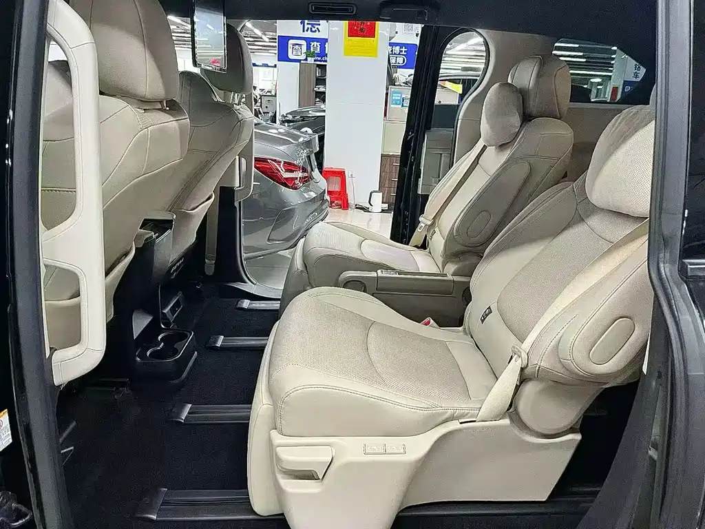 Toyota Sienna — фото 8