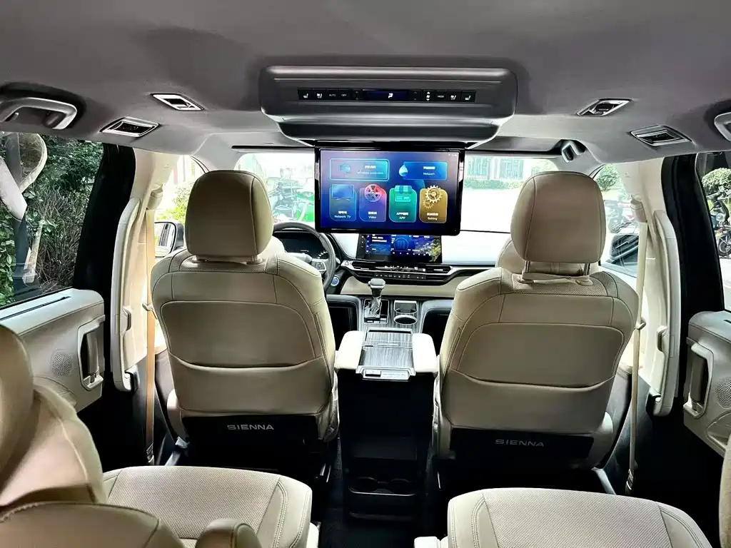 Toyota Sienna — фото 9