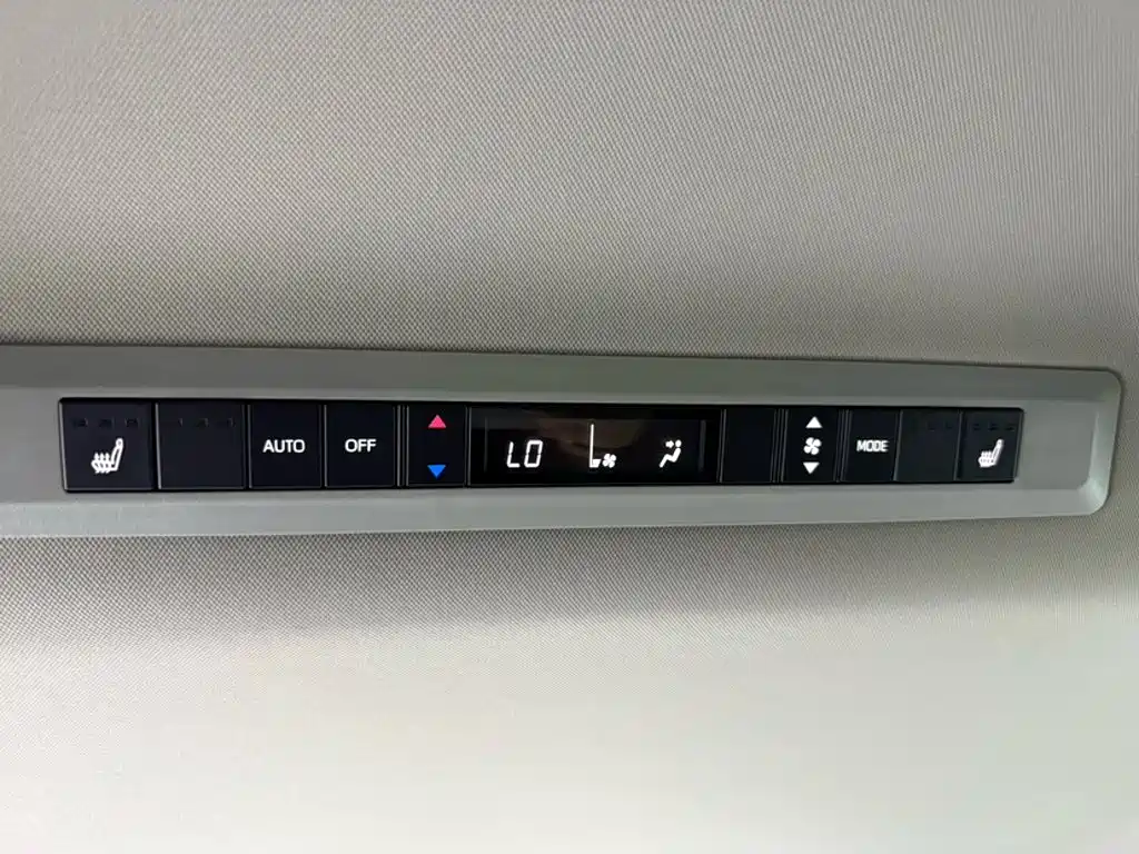 Toyota Granvia — фото 17