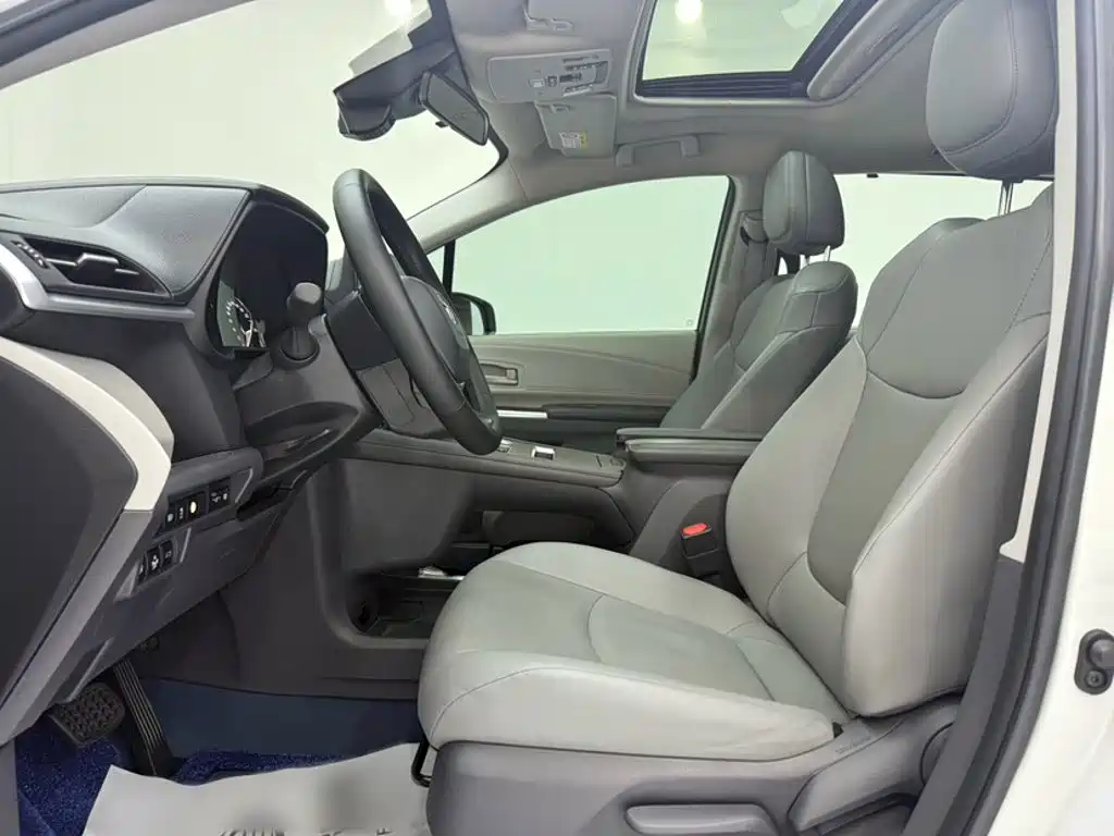 Toyota Granvia — фото 23
