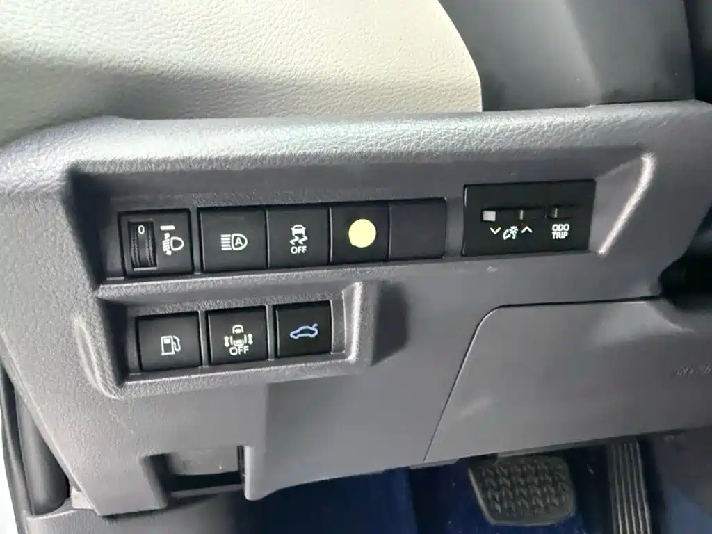 Toyota Granvia — фото 4