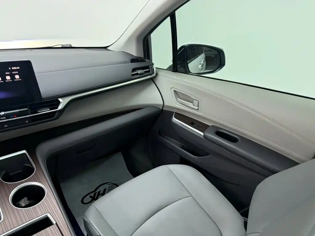 Toyota Granvia — фото 8
