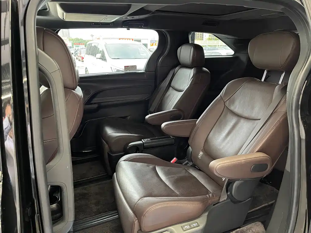 Toyota Sienna — фото 23
