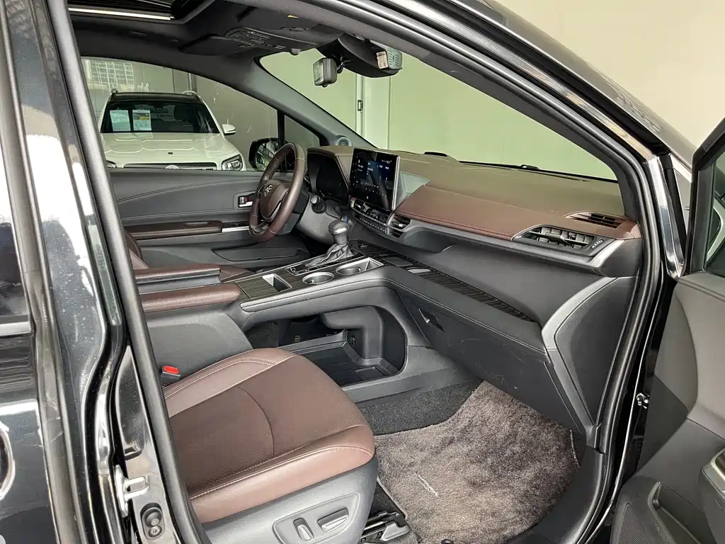 Toyota Sienna — фото 29