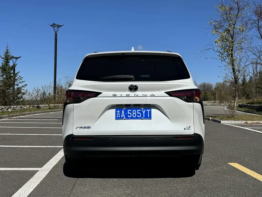 Toyota Sienna — фото 4