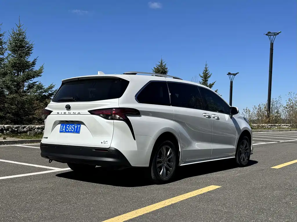 Toyota Sienna — фото 5