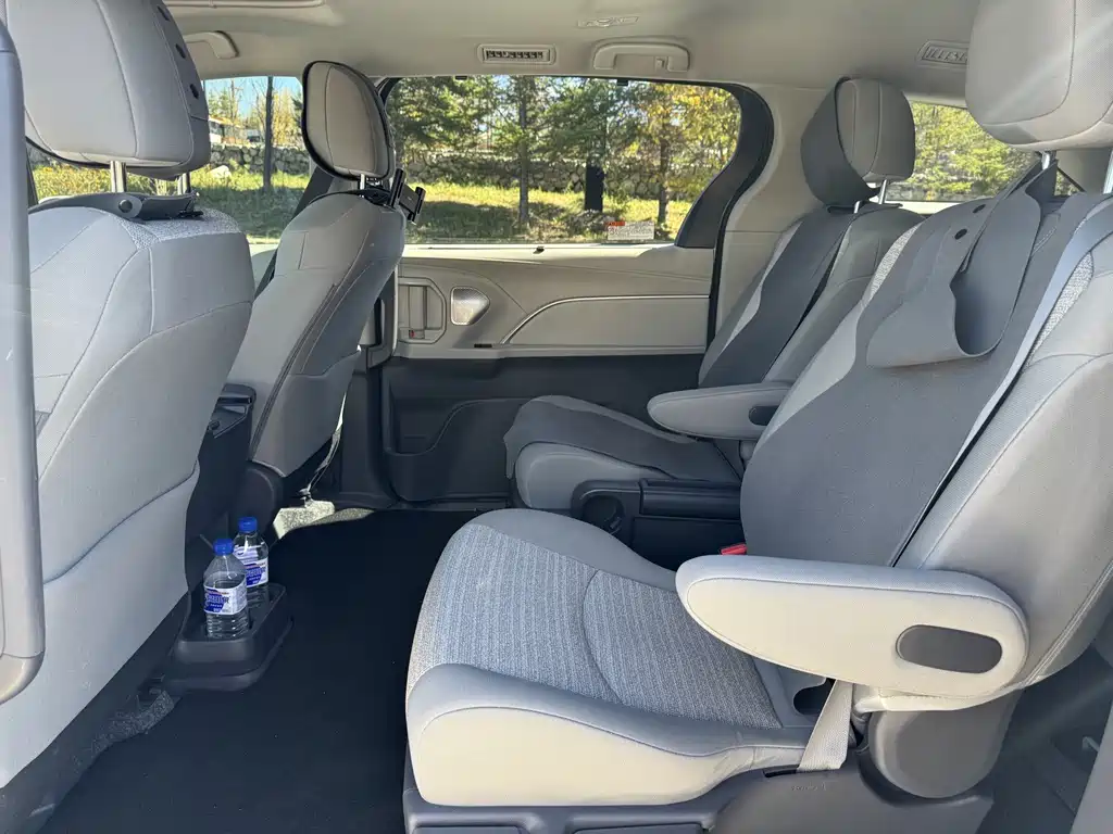 Toyota Sienna — фото 8