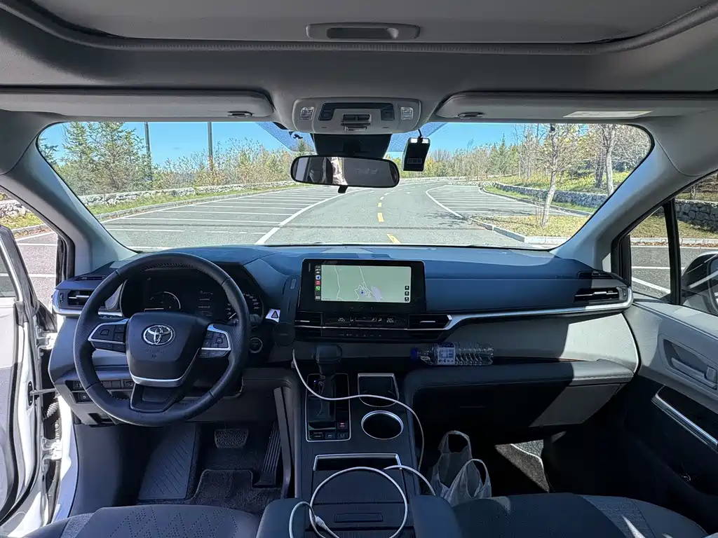 Toyota Sienna — фото 9