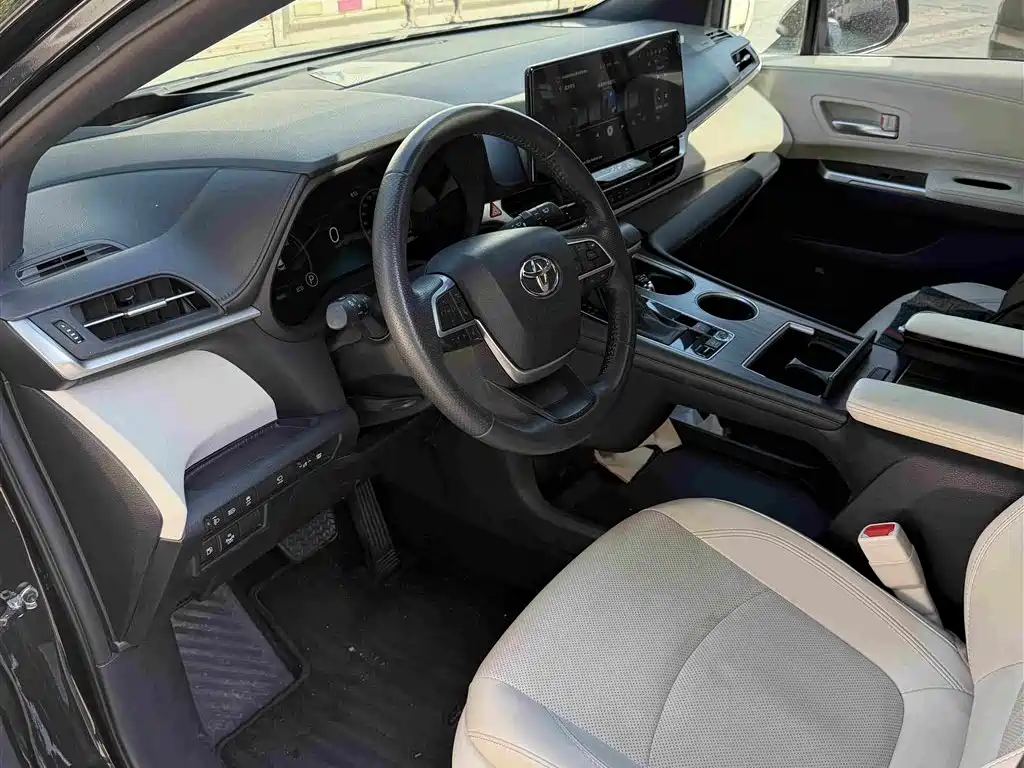 Toyota Granvia — фото 3