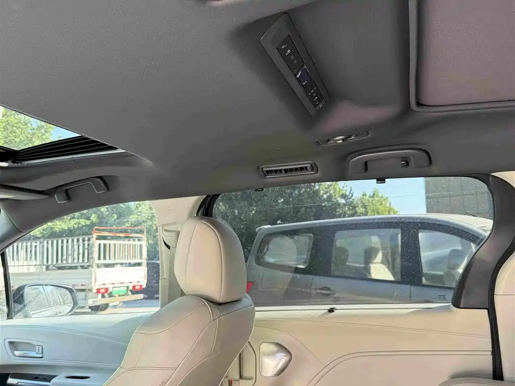 Toyota Granvia — фото 4