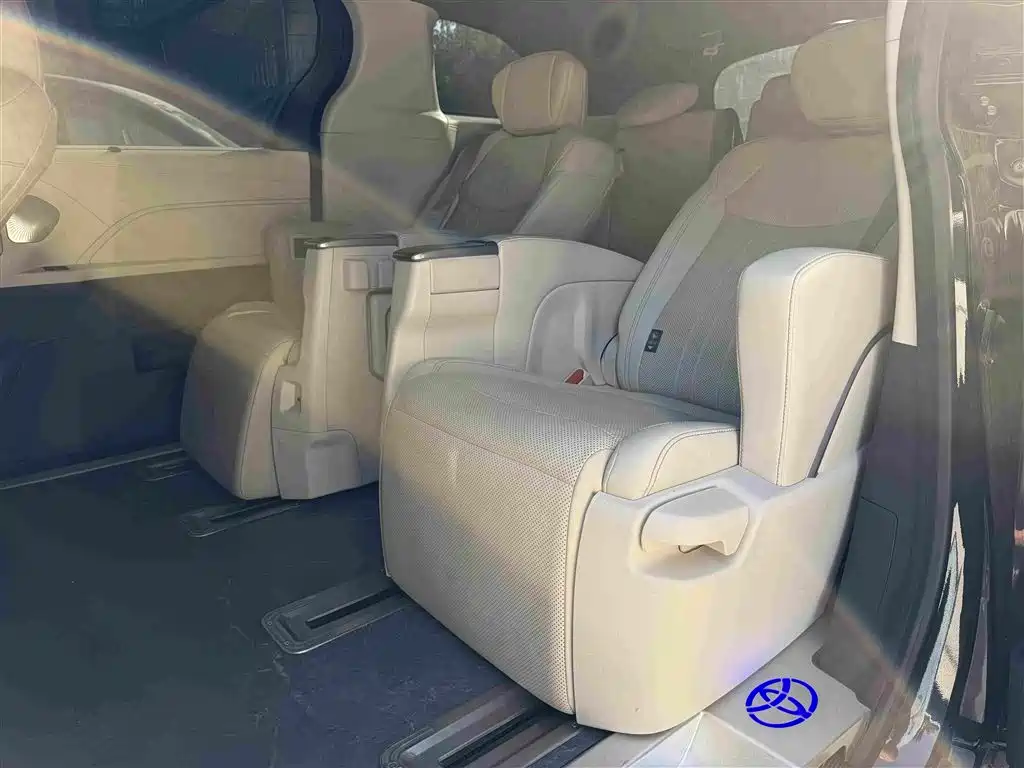 Toyota Granvia — фото 5