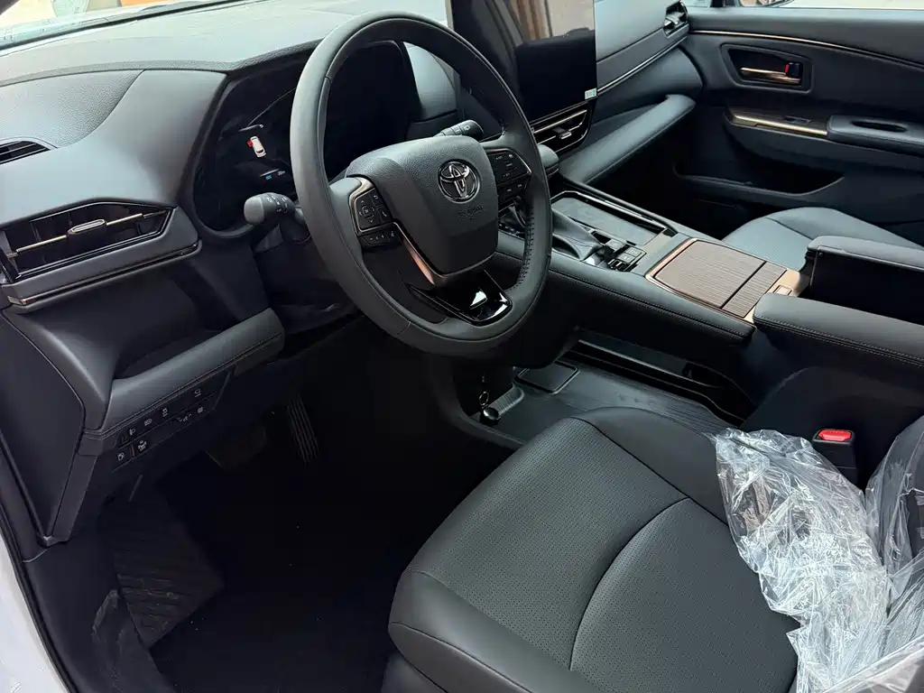 Toyota Granvia — фото 4