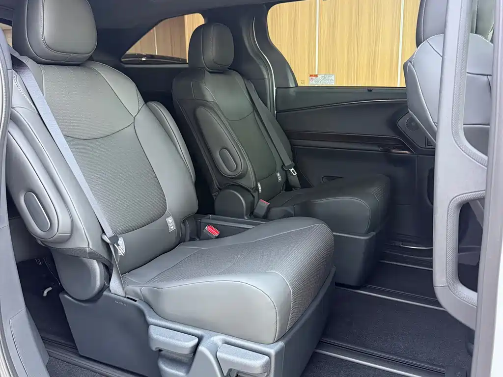 Toyota Granvia — фото 6