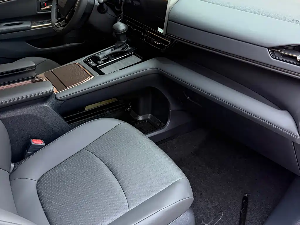 Toyota Granvia — фото 7