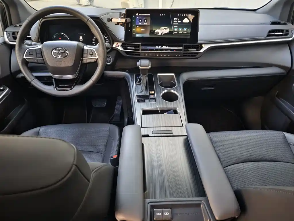 Toyota Sienna — фото 11