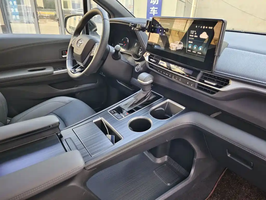 Toyota Sienna — фото 13