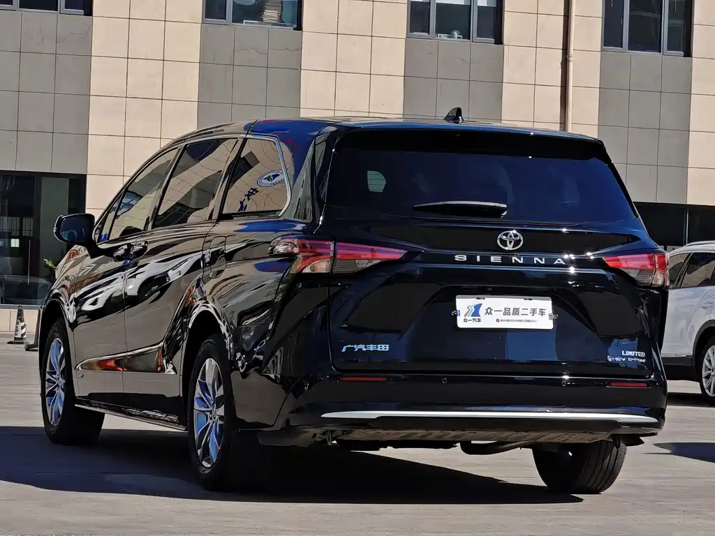 Toyota Sienna — фото 4