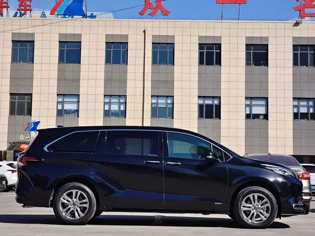 Toyota Sienna — фото 7