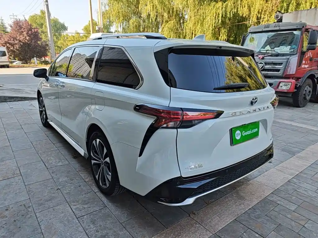 Toyota Granvia — фото 5