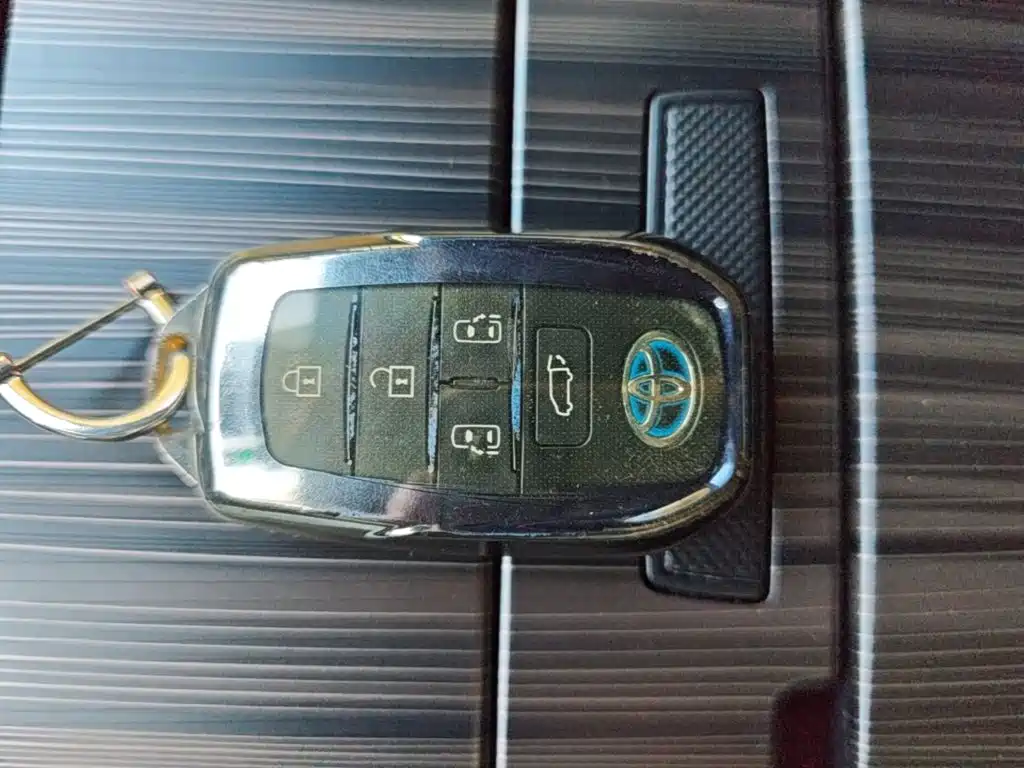 Toyota Granvia — фото 9