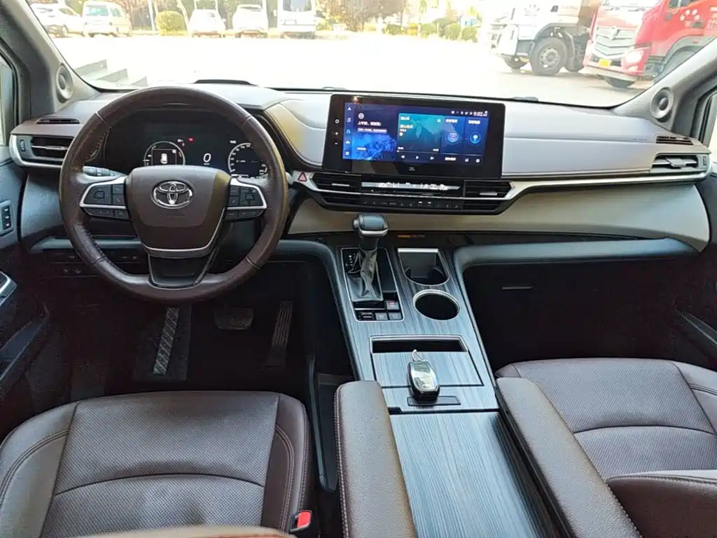 Toyota Granvia — фото 10