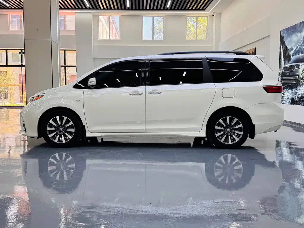 Toyota Sienna — фото 4