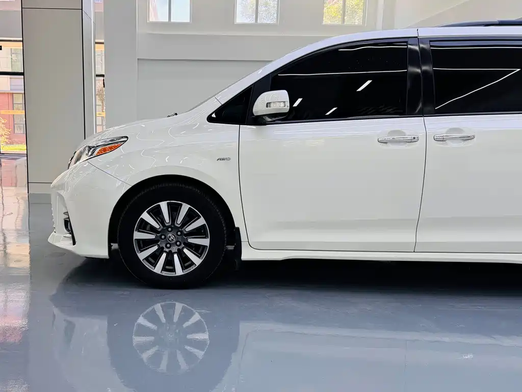 Toyota Sienna — фото 5