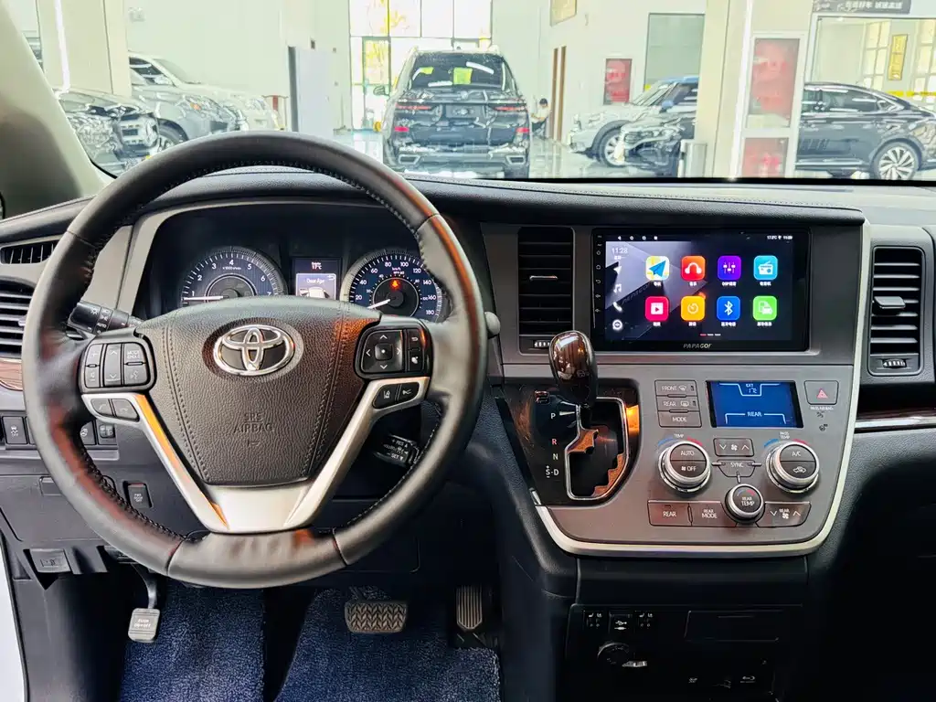Toyota Sienna — фото 9
