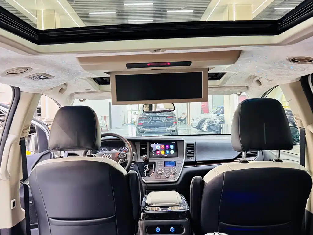 Toyota Sienna — фото 10