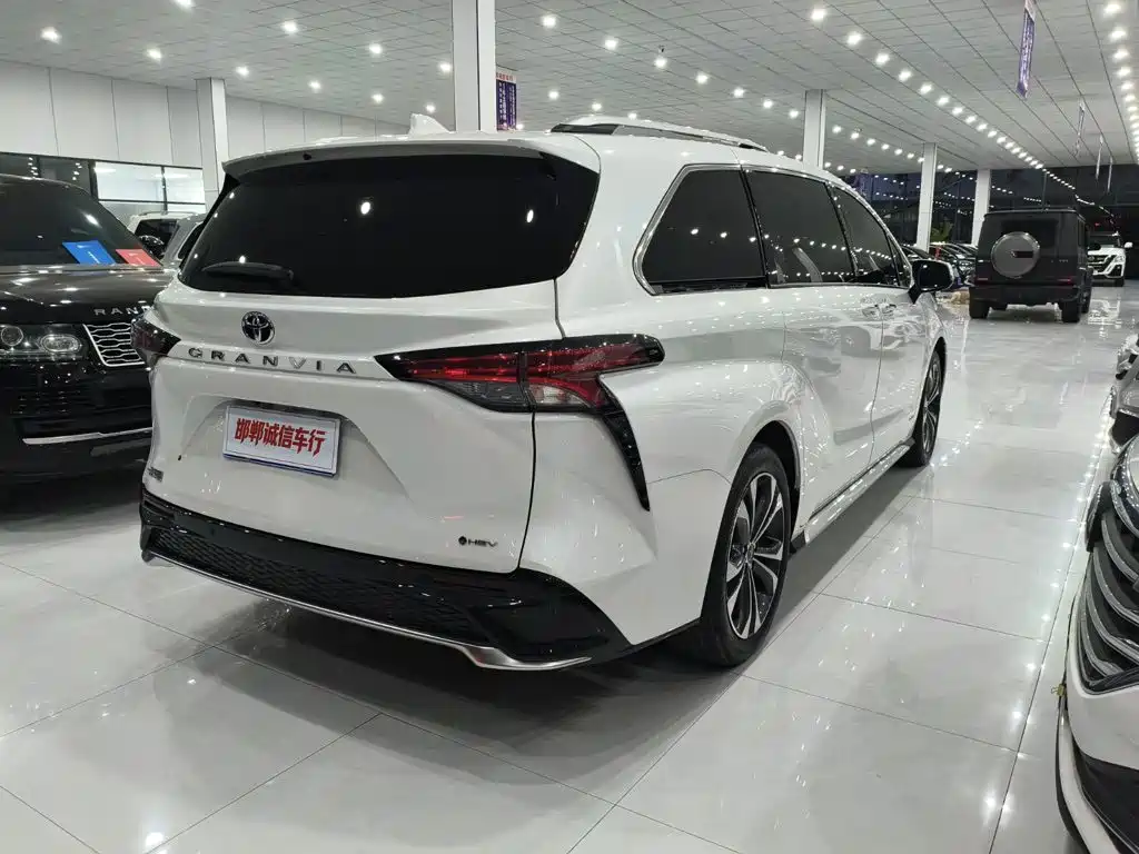 Toyota Granvia — фото 6