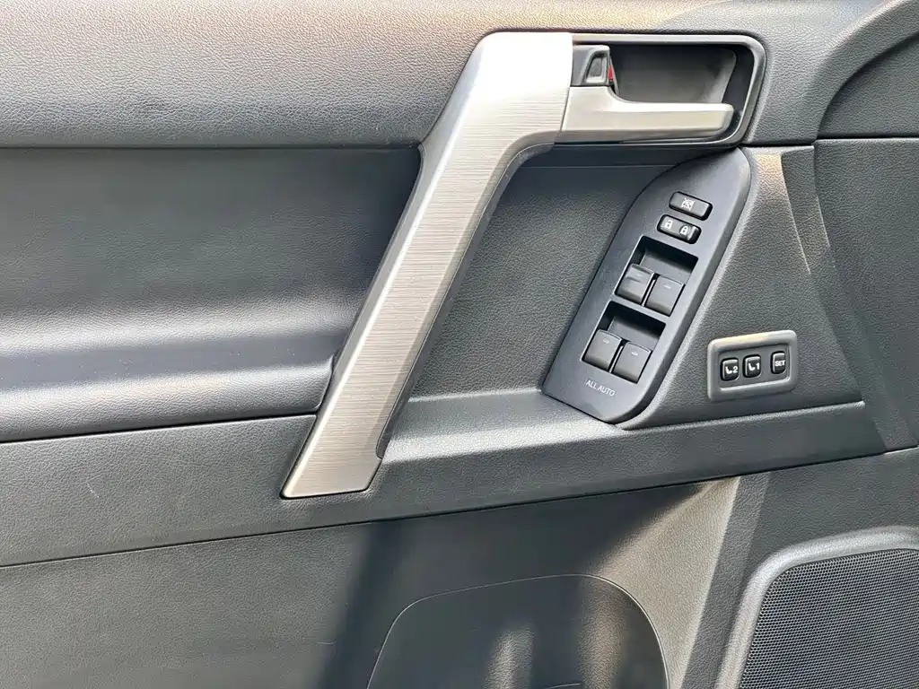 Toyota Prado — фото 9