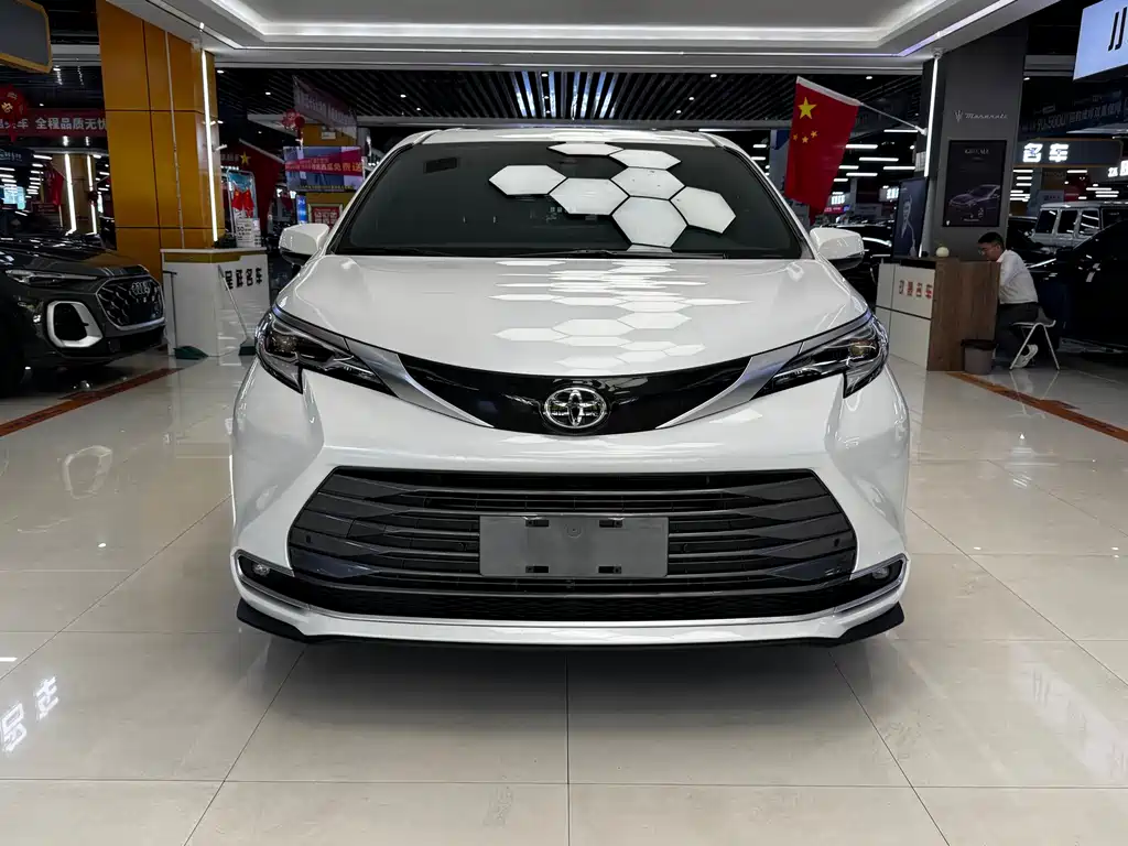 Toyota Sienna — фото 2