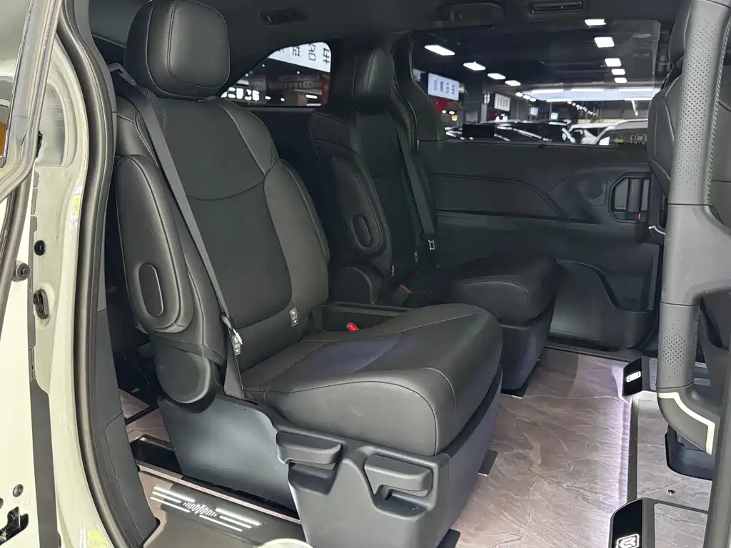 Toyota Sienna — фото 17