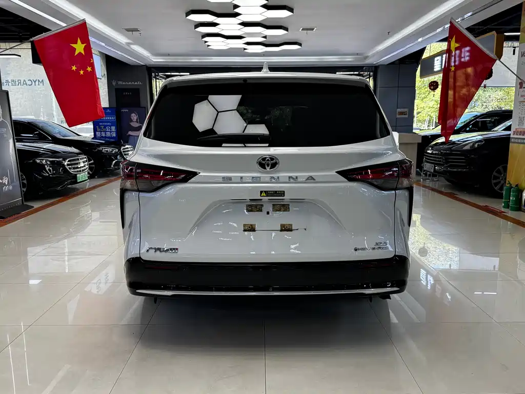 Toyota Sienna — фото 5