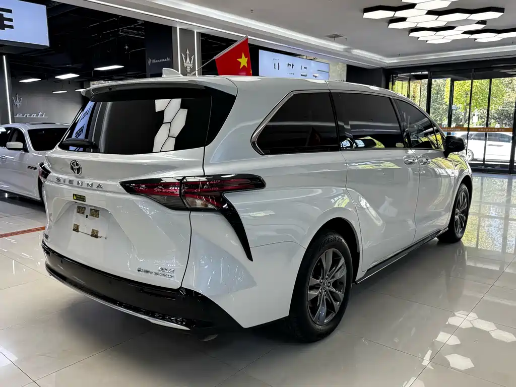 Toyota Sienna — фото 6