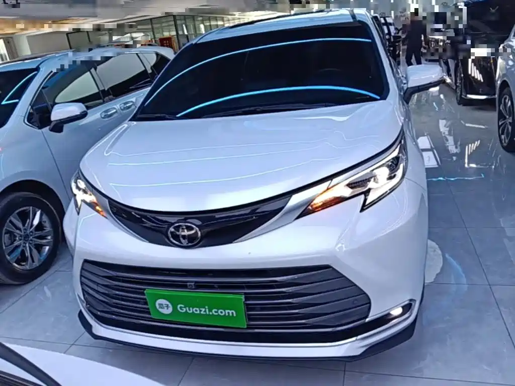 Toyota Sienna — фото 3