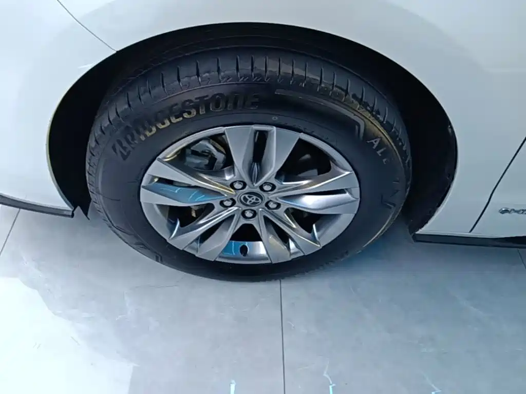 Toyota Sienna — фото 23