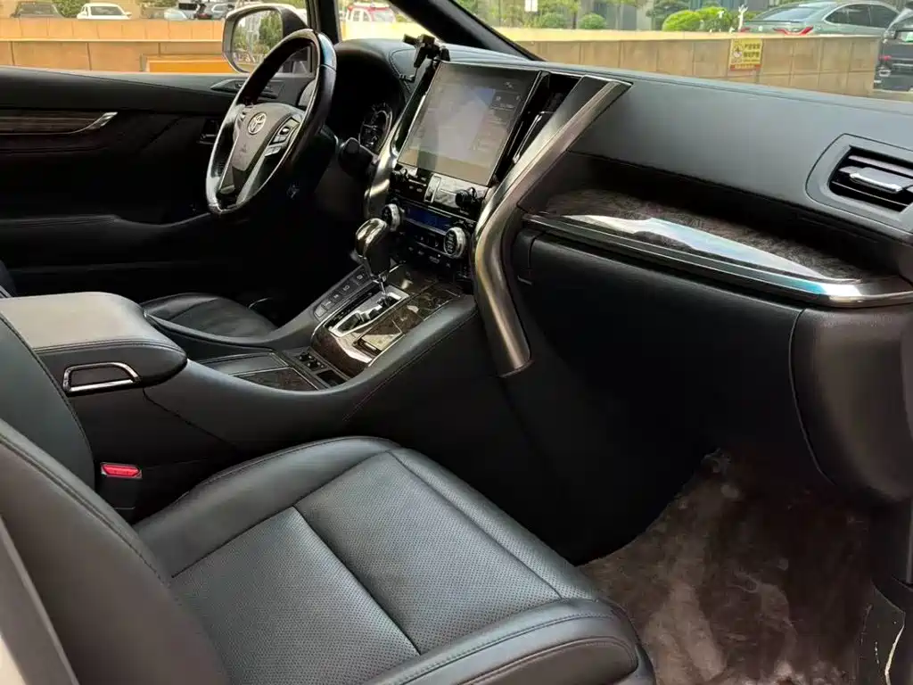 Toyota Vellfire — фото 10