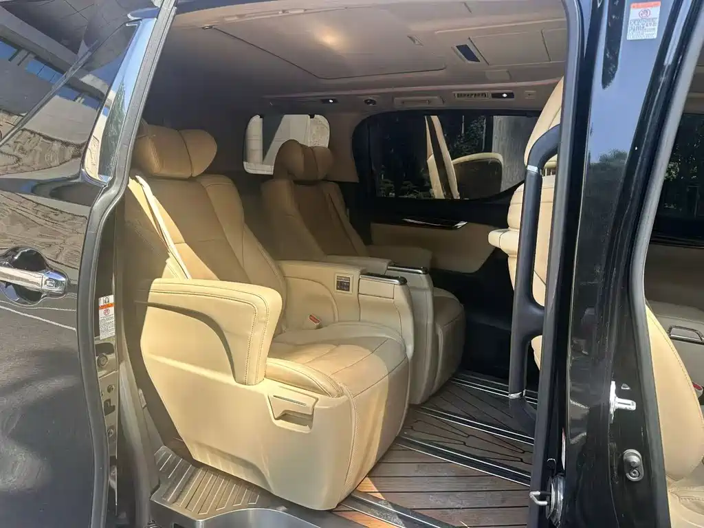 Toyota Alphard — фото 4