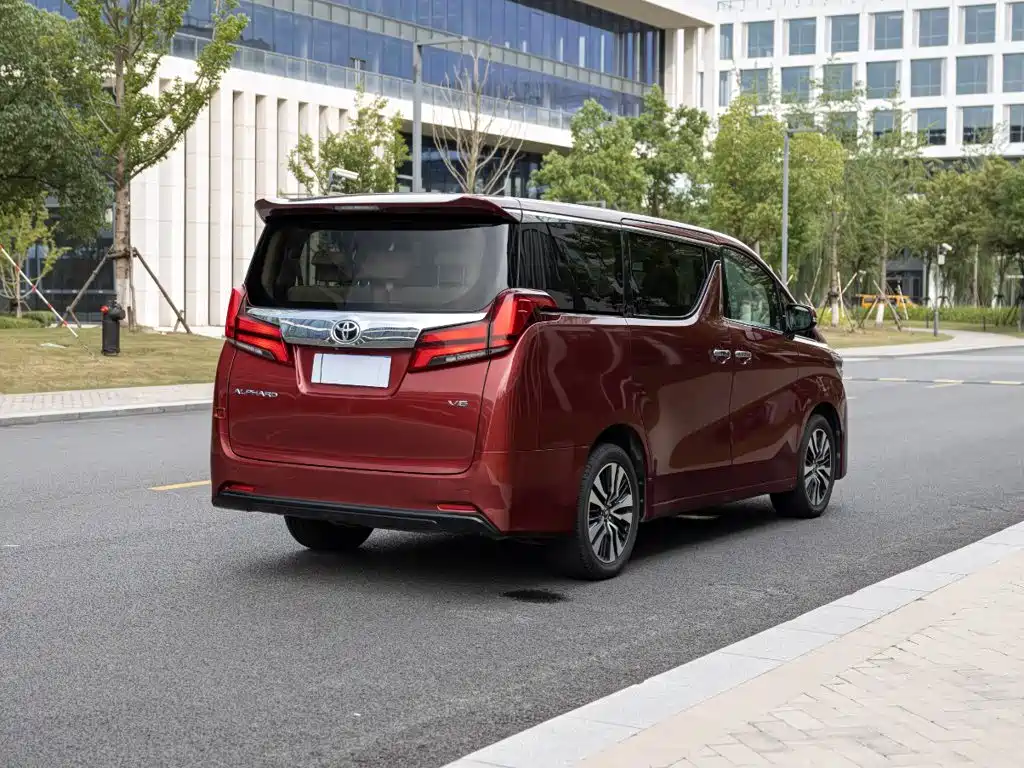 Toyota Alphard — фото 4