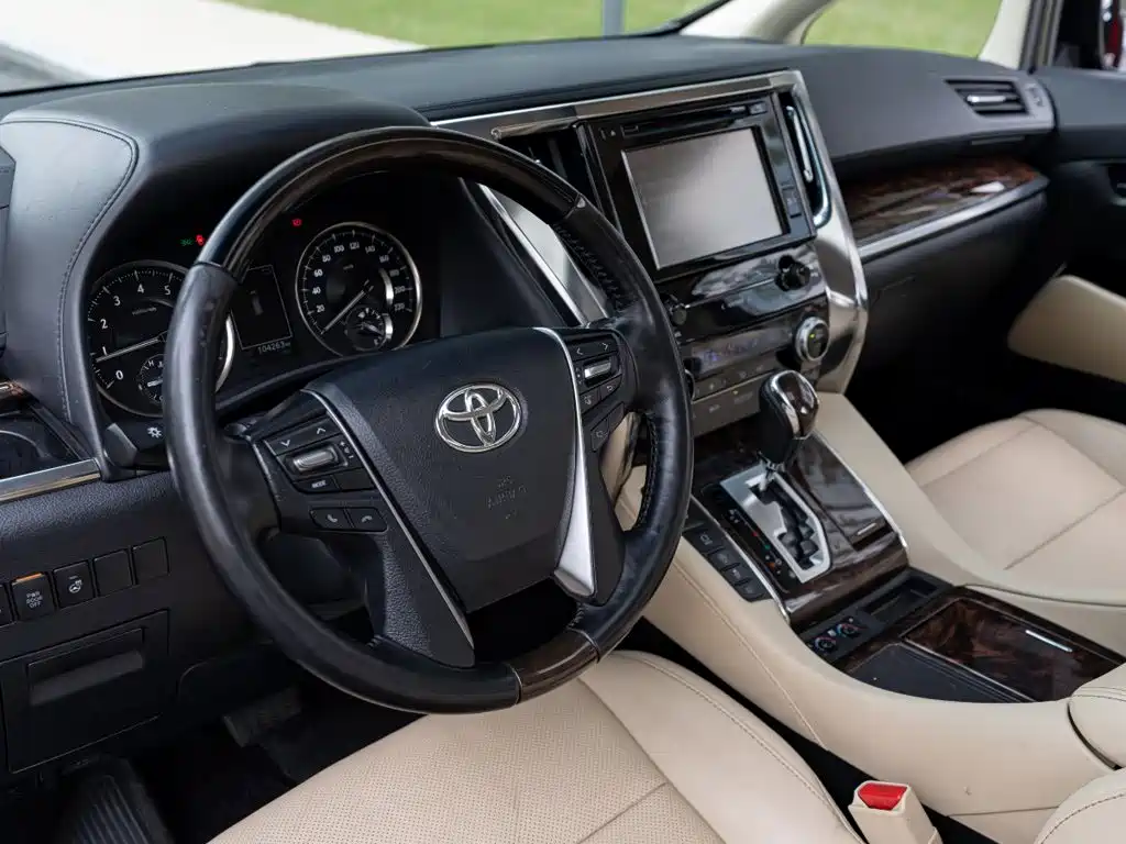 Toyota Alphard — фото 9