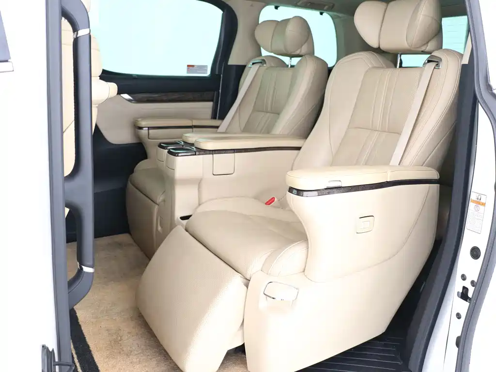 Toyota Vellfire — фото 8