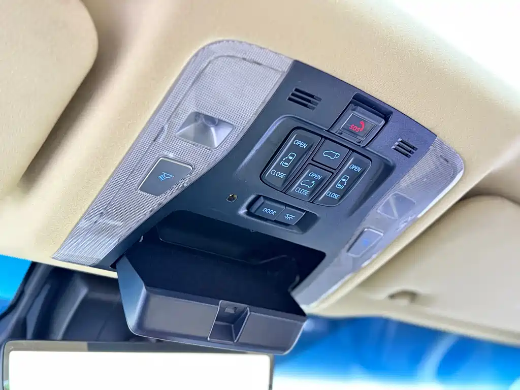 Toyota Alphard — фото 11