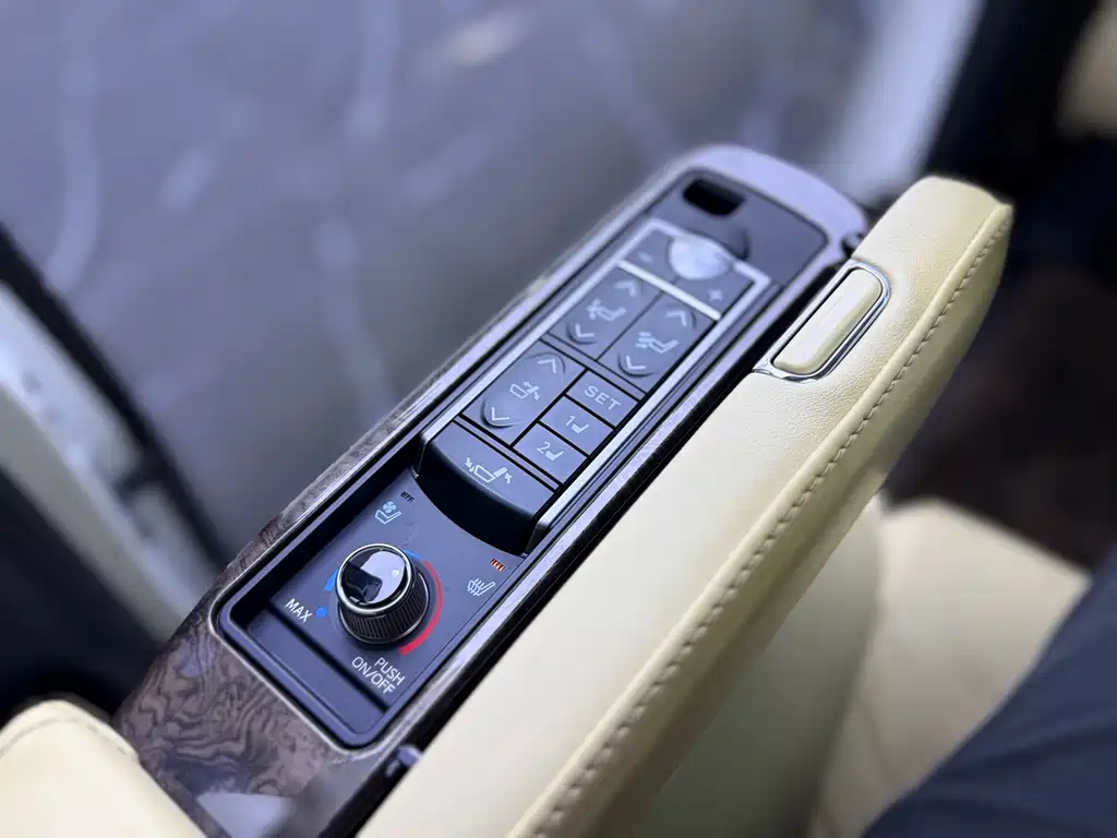 Toyota Alphard — фото 14