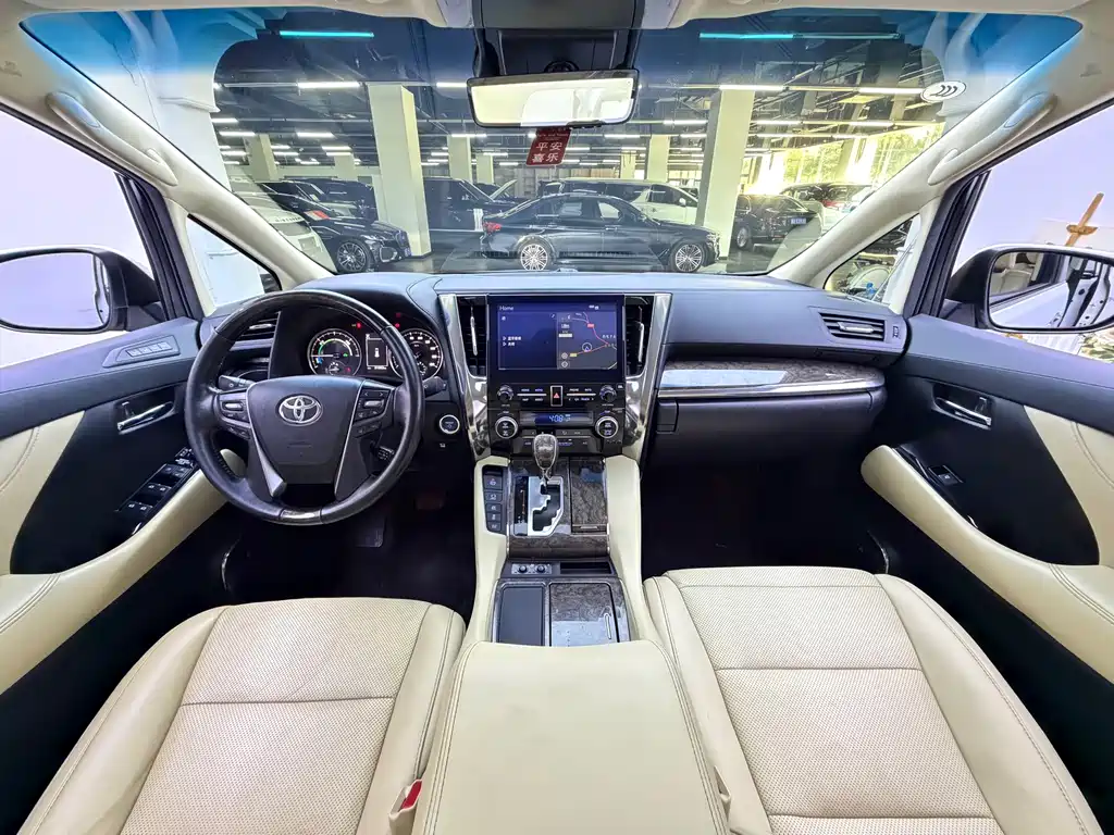 Toyota Alphard — фото 18