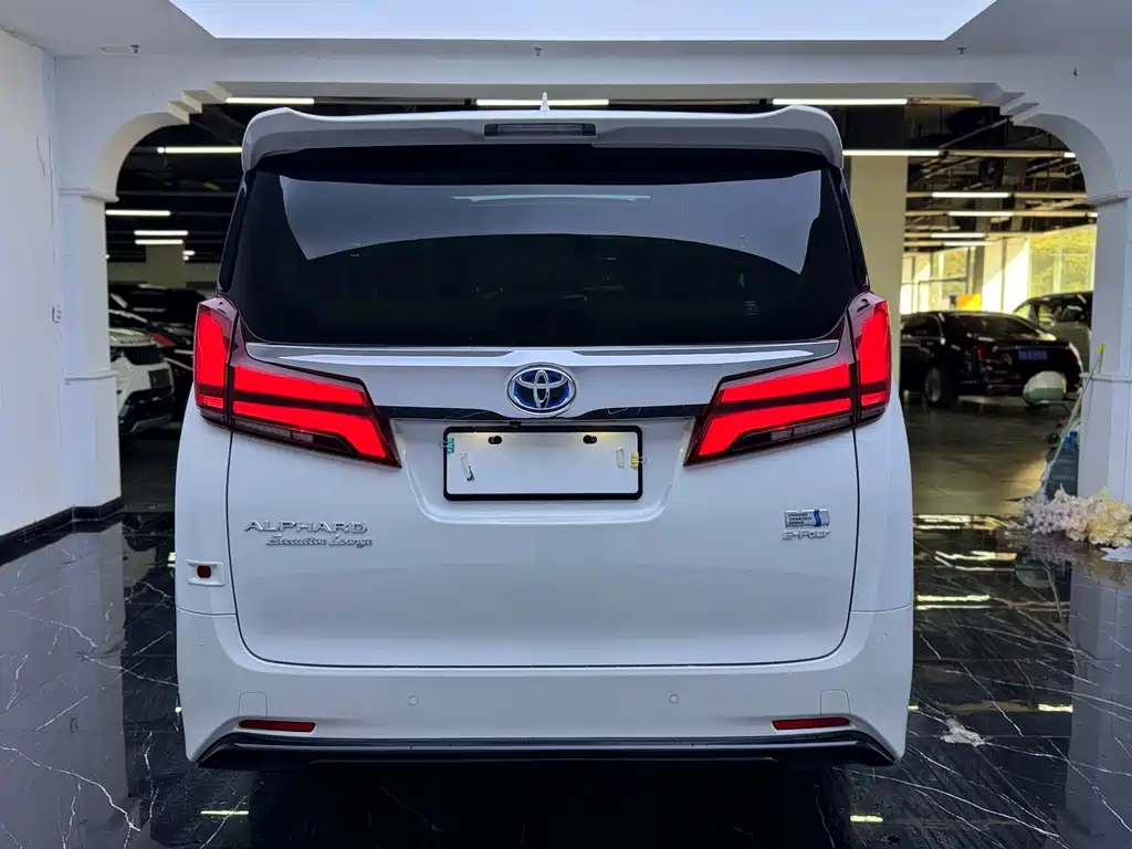 Toyota Alphard — фото 20