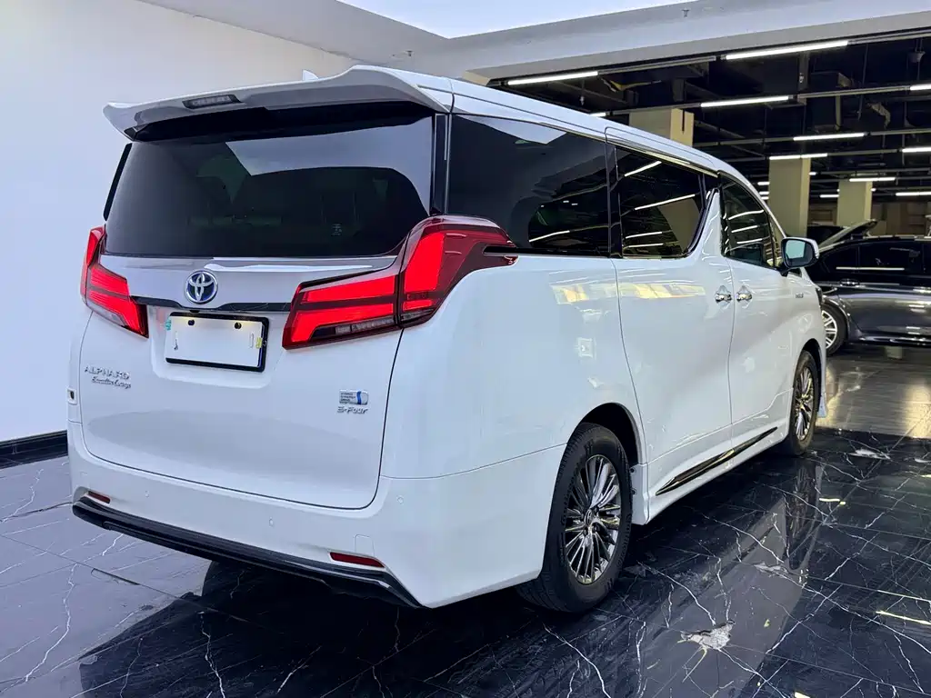 Toyota Alphard — фото 21