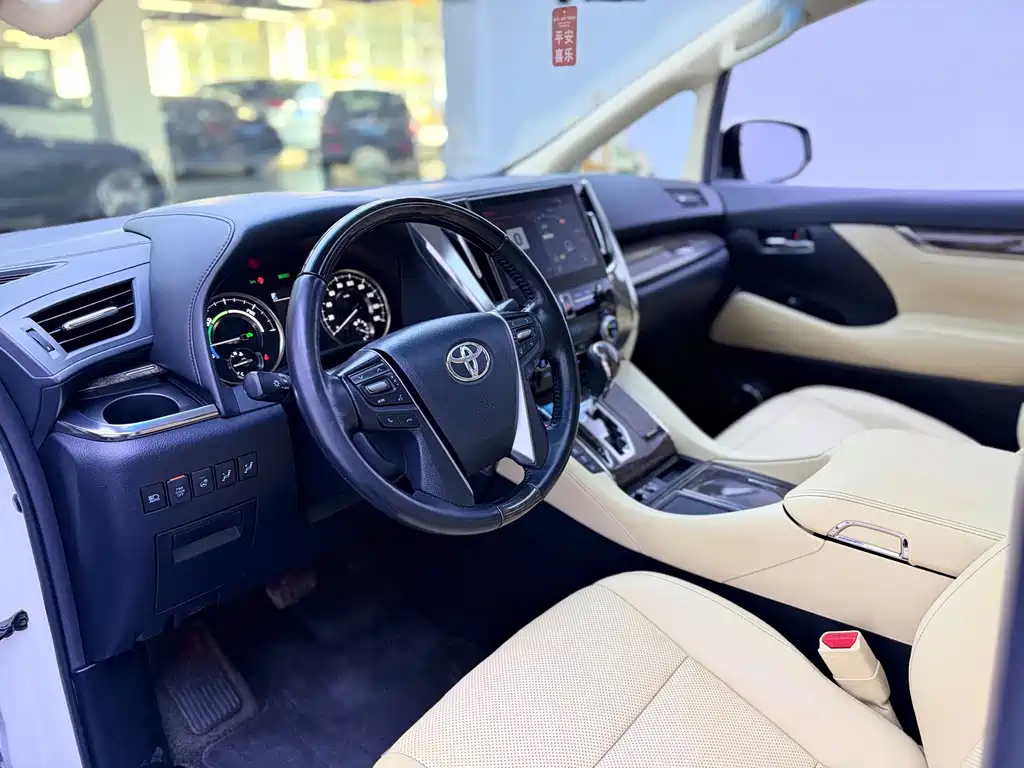 Toyota Alphard — фото 5